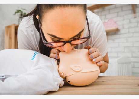 Baby bewusstlos im Bett: Was tun im Notfall?