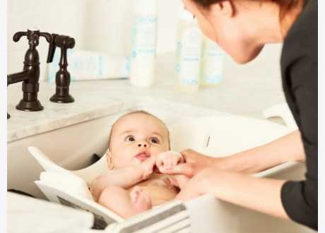 Le bain : des soins doux pour bébé et des moments de détente partagés