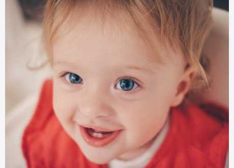 Premières dents : à quoi s’attendre la première année