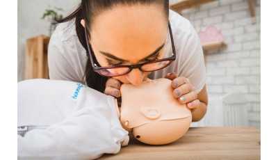 Bébé inconscient au lit : que faire en urgence?